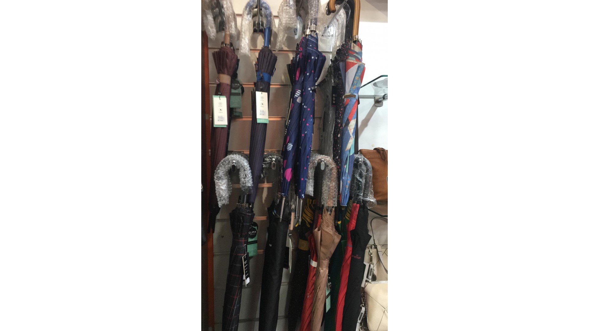 Tienes una gama de paraguas y largos y plegables desde desde 18.00€ hasta 29.00 EN URBAN BAGS CASTELLÓN